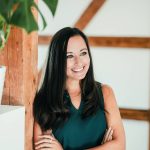 Veronika Mennel lächelnd im Büro, professionelle Texterin für kreative Werbetexte und Storytelling